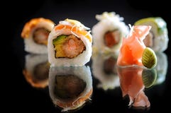 Maki rueda con los salmones y el queso Menú del sushi Comida japonesa imagen de archivo libre de regalías Maki rueda con los salmones y el queso Menú del sushi Comida japonesa imagen de archivo libre de regalías