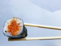 Makizushi - πικάντικα σούσια σολομών που τυλίγονται στο φύκι στοκ φωτογραφίες με δικαίωμα ελεύθερης χρήσης Makizushi - πικάντικα σούσια σολομών που τυλίγονται στο φύκι στοκ φωτογραφίες με δικαίωμα ελεύθερης χρήσης