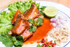 Makrillfisk i tomatsås och kock i thailändsk kryddig sallad arkivbild Makrillfisk i tomatsås och kock i thailändsk kryddig sallad arkivbild
