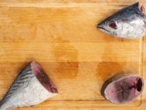makrillfisk på träbakgrund royaltyfria foton makrillfisk på träbakgrund royaltyfria foton
