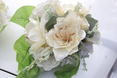 Makroblumen Wite auf dem heiratenden großen Auto 3 lizenzfreies stockbild Makroblumen Wite auf dem heiratenden großen Auto 3 lizenzfreies stockbild