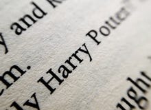 Makrocloseup av text i den Harry Potter boken som säger ’Harry Potter `, arkivfoto Makrocloseup av text i den Harry Potter boken som säger ’Harry Potter `, arkivfoto