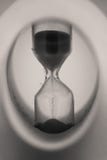 Makroschuß Monocrome einer Sanduhr für das Eikochen lizenzfreie stockfotos Makroschuß Monocrome einer Sanduhr für das Eikochen lizenzfreie stockfotos