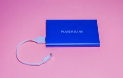 Maktbank för laddningstelefon på rosa bakgrund-bild arkivbild Maktbank för laddningstelefon på rosa bakgrund-bild arkivbild