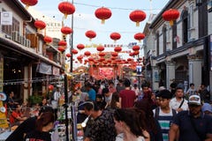 MALACCA, ΜΑΛΑΙΣΙΑ - 3 ΦΕΒΡΟΥΑΡΊΟΥ 2018: Η αγορά νύχτας Jonker ανοίγει πολλά καταστήματα οδών και πλήθος των ανθρώπων στοκ φωτογραφία με δικαίωμα ελεύθερης χρήσης MALACCA, ΜΑΛΑΙΣΙΑ - 3 ΦΕΒΡΟΥΑΡΊΟΥ 2018: Η αγορά νύχτας Jonker ανοίγει πολλά καταστήματα οδών και πλήθος των ανθρώπων στοκ φωτογραφία με δικαίωμα ελεύθερης χρήσης
