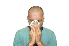 Malade de jeune homme de la grippe de rhume de cerveau soufflant son nez avec le tissu de papier d'isolement sur le fond blanc Photos libres de droits Malade de jeune homme de la grippe de rhume de cerveau soufflant son nez avec le tissu de papier d'isolement sur le fond blanc Photos libres de droits