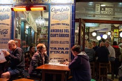 Malaga, Espanha 04 04 2019: Povos que t?m a noite do jantar para fora no restaurante de Lola da casa em Malaga spain fotografia de stock Malaga, Espanha 04 04 2019: Povos que t?m a noite do jantar para fora no restaurante de Lola da casa em Malaga spain fotografia de stock
