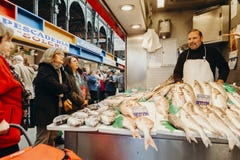 Malaga, Hiszpania: 5th Grudzień, 2017: Fishmonger sprzedaje świeżej ryba w jego sklepie przy Atarazanas rynkiem w Malaga centrum obrazy stock Malaga, Hiszpania: 5th Grudzień, 2017: Fishmonger sprzedaje świeżej ryba w jego sklepie przy Atarazanas rynkiem w Malaga centrum obrazy stock