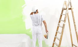 Malarza mężczyzna przy pracą z kolorów swatches próbkami, ścienny obraz g zdjęcie stock Malarza mężczyzna przy pracą z kolorów swatches próbkami, ścienny obraz g zdjęcie stock