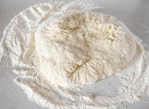 Malaxez la pâte sur un fond blanc Pâte malaxée par main photos stock Malaxez la pâte sur un fond blanc Pâte malaxée par main photos stock