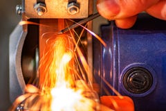 Malende machine op het werk en vonk met hand stock fotografie Malende machine op het werk en vonk met hand stock fotografie