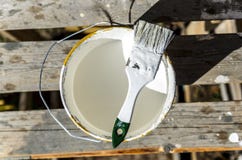 Maler mit einer B?rste und einem Glas wei?er Farbe bereitet vor sich, das Haus, Wand, Bau zu malen lizenzfreie stockfotografie Maler mit einer B?rste und einem Glas wei?er Farbe bereitet vor sich, das Haus, Wand, Bau zu malen lizenzfreie stockfotografie