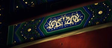 Malereien unter Dachgesimsen des traditioneller Chinese-Gebäudes Chinesische Drachen stockfotos Malereien unter Dachgesimsen des traditioneller Chinese-Gebäudes Chinesische Drachen stockfotos