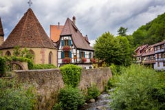 Malerische und traditionelle bunte Häuser in Kaysersberg-Dorf auf elsässischem Weinweg, Elsass, Frankreich lizenzfreie stockfotos Malerische und traditionelle bunte Häuser in Kaysersberg-Dorf auf elsässischem Weinweg, Elsass, Frankreich lizenzfreie stockfotos