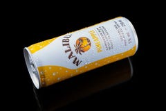 Malibu-pineaple Getränk, alkoholisches Getränkecocktail in der Aluminiumdose auf schwarzem Hintergrund, Devon, das Vereinigte Kön stockfotos Malibu-pineaple Getränk, alkoholisches Getränkecocktail in der Aluminiumdose auf schwarzem Hintergrund, Devon, das Vereinigte Kön stockfotos