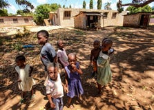 Malindi, Κένυα - 6 Απριλίου 2015: Ομάδα άγνωστων μικρών παιδιών, s στοκ εικόνες Malindi, Κένυα - 6 Απριλίου 2015: Ομάδα άγνωστων μικρών παιδιών, s στοκ εικόνες