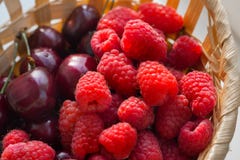Malinki i wiśnie w górę Świeży owocowy kosz zdjęcia stock Malinki i wiśnie w górę Świeży owocowy kosz zdjęcia stock
