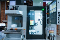 Malningmetalworkingprocess Industriell CNC-metall som bearbetar med maskin vid lodlinje, maler arkivfoton Malningmetalworkingprocess Industriell CNC-metall som bearbetar med maskin vid lodlinje, maler arkivfoton