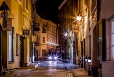 Malownicza wąska ulica Vilnius stary miasteczko przy nocą Obraz Royalty Free Malownicza wąska ulica Vilnius stary miasteczko przy nocą Obraz Royalty Free