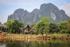 Malowniczy banki Mekong rzeka w wiosce Vang Vieng zdjęcie stock Malowniczy banki Mekong rzeka w wiosce Vang Vieng zdjęcie stock