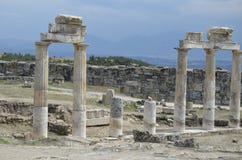 Malowniczych ruin Antyczny miasto Hierapolis w pogodnym Turcja obraz royalty free Malowniczych ruin Antyczny miasto Hierapolis w pogodnym Turcja obraz royalty free