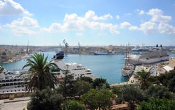 Malta, grande porto e navi da crociera fotografia stock Malta, grande porto e navi da crociera fotografia stock