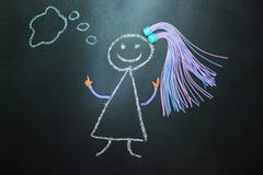 Malujący z kredową dziewczyną myśleć na blackboard z pigtails royalty ilustracja Malujący z kredową dziewczyną myśleć na blackboard z pigtails royalty ilustracja