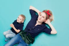Mama i synowie, portret na błękitnym tle obrazy stock Mama i synowie, portret na błękitnym tle obrazy stock