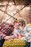 mama, tata i dziecko, siedzimy na uścisku i leżance obrazy stock mama, tata i dziecko, siedzimy na uścisku i leżance obrazy stock