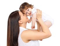 Maman de portrait et bébé heureux sur un fond blanc, famille, tende photographie stock libre de droits Maman de portrait et bébé heureux sur un fond blanc, famille, tende photographie stock libre de droits