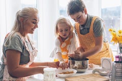 Maman faisant cuire avec des enfants sur la cuisine photos libres de droits Maman faisant cuire avec des enfants sur la cuisine photos libres de droits