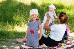 Maman jouant avec ses enfants photographie stock Maman jouant avec ses enfants photographie stock