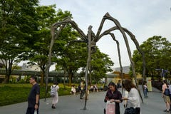 Maman paj?ka rze?ba na pokazie przy baz? Mori wierza na zewn?trz muzeum, Grafika wystawiająca przy Tokyo’s Roppongi wzgórzami obraz stock Maman paj?ka rze?ba na pokazie przy baz? Mori wierza na zewn?trz muzeum, Grafika wystawiająca przy Tokyo’s Roppongi wzgórzami obraz stock