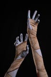 Maman s'étirant vers le haut des mains enveloppées dans des bandages photographie stock Maman s'étirant vers le haut des mains enveloppées dans des bandages photographie stock