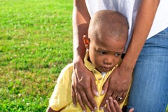 Maman soulageant l'enfant Maman soulageant l'enfant