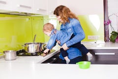 Mamma con la sua cottura di 1 anno del bambino immagine stock Mamma con la sua cottura di 1 anno del bambino immagine stock