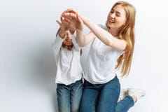 Mamma en weinig dochter die elkaar, gelukkige familie het bekijken, isoleerden achtergrond, leuk en mooi royalty-vrije stock afbeeldingen Mamma en weinig dochter die elkaar, gelukkige familie het bekijken, isoleerden achtergrond, leuk en mooi royalty-vrije stock afbeeldingen
