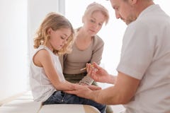 Mamma en weinig jongen tijdens inentingen bij de pediater stock foto's Mamma en weinig jongen tijdens inentingen bij de pediater stock foto's
