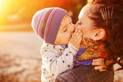 Mamma en zoon die pret hebben door het meer stock afbeeldingen Mamma en zoon die pret hebben door het meer stock afbeeldingen