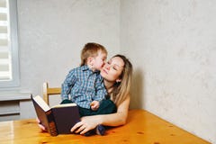 Mamma och son som läser en bok arkivfoton Mamma och son som läser en bok arkivfoton