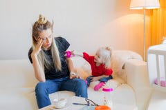 Mamma som frustreras av hennes litet barn arkivbild Mamma som frustreras av hennes litet barn arkivbild