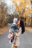 Mammalek för den unga kvinnan med den lilla dottern på hösten parkerar vägen fotografering för bildbyråer Mammalek för den unga kvinnan med den lilla dottern på hösten parkerar vägen fotografering för bildbyråer