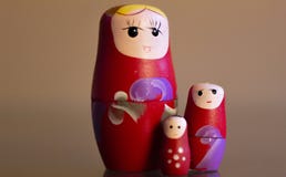 Mamushkas в группе, женщины метафорично символизируя различные поколения женщин в семье стоковое изображение Mamushkas в группе, женщины метафорично символизируя различные поколения женщин в семье стоковое изображение