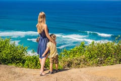 Mamy i syna podróżnicy na falezie nad plaża Pusty raj zdjęcie stock Mamy i syna podróżnicy na falezie nad plaża Pusty raj zdjęcie stock