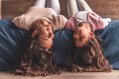 Mamá e hija en casa imagenes de archivo Mamá e hija en casa imagenes de archivo
