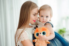 Mamá que abraza y que besa a su pequeña hija fotos de archivo Mamá que abraza y que besa a su pequeña hija fotos de archivo