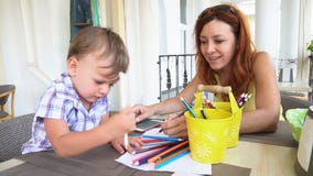 Mamã com o bebê do filho pintado com lápis coloridos video estoque Mamã com o bebê do filho pintado com lápis coloridos video estoque