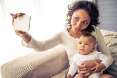 Mamã e bebê imagem de stock Mamã e bebê imagem de stock