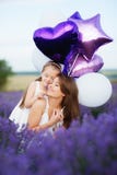 Mamã e filha no campo da alfazema Conceito do amor da família imagem de stock Mamã e filha no campo da alfazema Conceito do amor da família imagem de stock