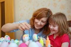 A mamã e a filha têm ovos de pintura do divertimento para a Páscoa foto de stock A mamã e a filha têm ovos de pintura do divertimento para a Páscoa foto de stock
